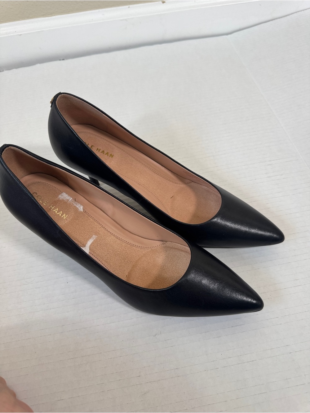 Cole Haan Black Leather Kitten Heels Pumps Womens 9 Career Classic Damaged - Picture 6 of 10